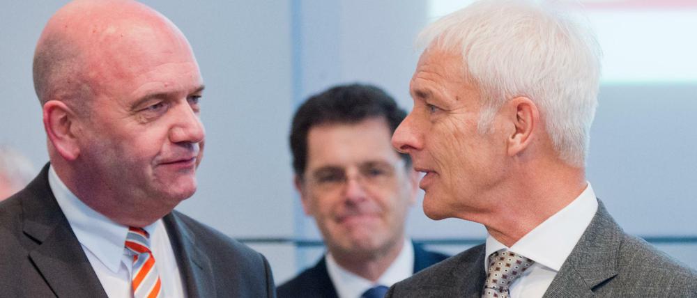 Turbulente Zeiten bei Volkswagen: VW-Gesamtbetriebsratsvorsitzender Bernd Osterloh (l.) und VW-Chef Matthias Müller unterhalten sich bei einer Betriebsversammlung im Volkswagen Werk in Wolfsburg.