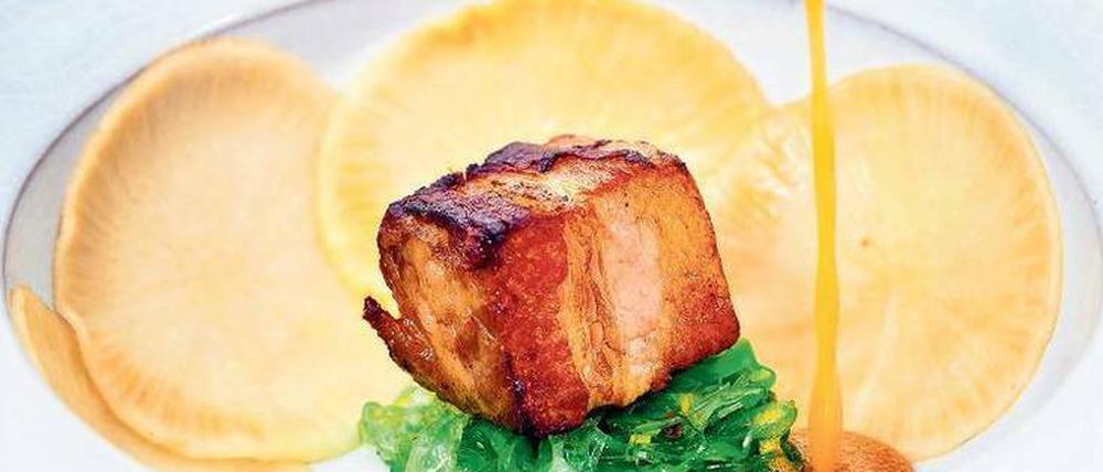 Köstlich! Der „Signature Dish“ – gerösteter Schweinebauch mit Algen, Litschi und eingelegtem Rettich – ist so etwas wie das Markenzeichen des frisch besternten „Kochzimmer“ in Beelitz, eine ausgefeilte Kombination.