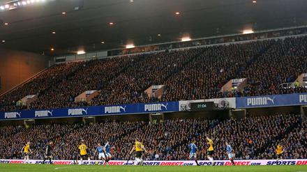 Voll was los. Was machen die denn da? Champions League? Nö, die spielen Zweite Liga gegen Dumbarton (19.900 Einwohner), die Rangers. Aber nicht mehr lange.