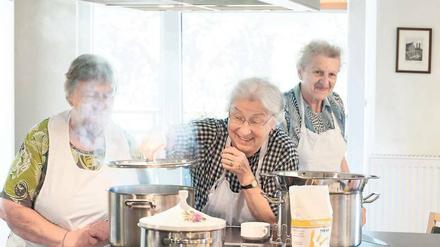 Selber kochen – in den meisten Seniorenheimen ist das gar nicht vorgesehen. Also machten sich vier junge Autoren auf die Reise durch die Republik, kochten mit den Heimbewohnern, die sichtbaren Spaß daran hatten, und machten ein Buch daraus: „Wir haben einfach gekocht“. 