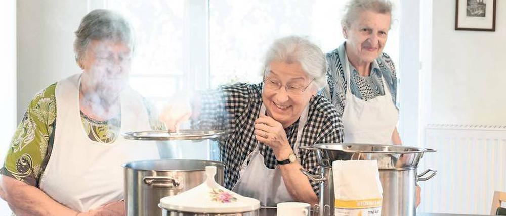 Selber kochen – in den meisten Seniorenheimen ist das gar nicht vorgesehen. Also machten sich vier junge Autoren auf die Reise durch die Republik, kochten mit den Heimbewohnern, die sichtbaren Spaß daran hatten, und machten ein Buch daraus: „Wir haben einfach gekocht“.