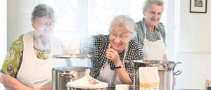 Selber kochen – in den meisten Seniorenheimen ist das gar nicht vorgesehen. Also machten sich vier junge Autoren auf die Reise durch die Republik, kochten mit den Heimbewohnern, die sichtbaren Spaß daran hatten, und machten ein Buch daraus: „Wir haben einfach gekocht“. 