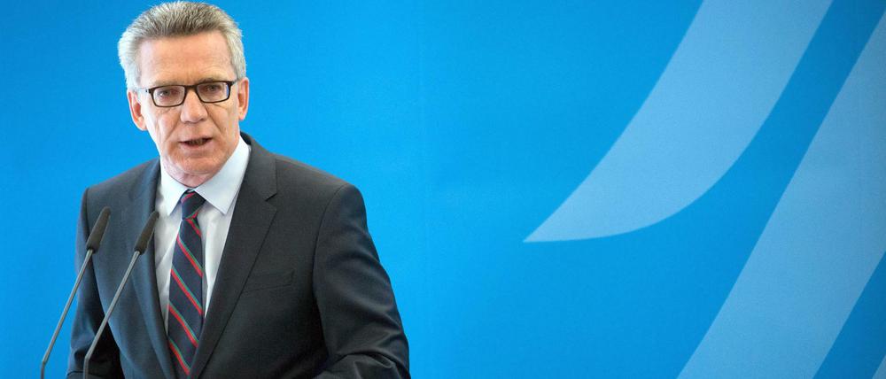 Bundesinnenminister Thomas de Maiziere (CDU) räumt Probleme der Behörden ein.