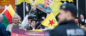 Teilnehmer einer kurdischen Demonstration am Sonntag in Köln 