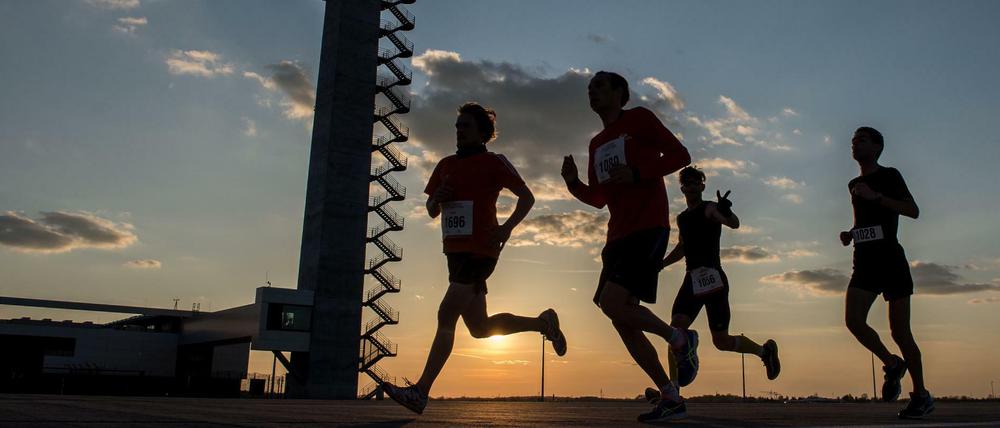 Teilnehmer des Airport Run laufen am 18.04.2015 in Schönefeld (Brandenburg) über die Südbahn des Flughafens BER am Rande von Berlin.