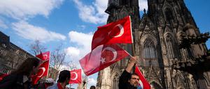 Teilnehmer einer Demonstration von türkischen Nationalisten am Sonntag in Köln