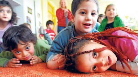 Kinder sind ein Geschenk. Und die Koalition will jetzt noch zusätzlich beitragsfreie Krippenjahre spendieren - auch wenn die Idee nur wenige Anhänger hat. 