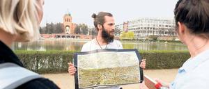 Geschichte im Hipster-Look. Tobias Allers mit einem historischen Stadtplan am Engelbecken in Kreuzberg.