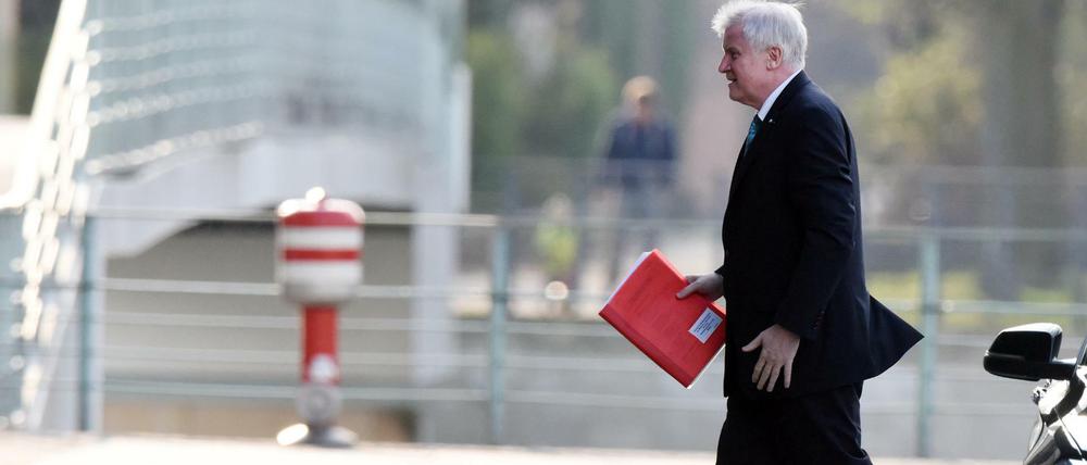 Der CSU-Vorsitzende Horst Seehofer am Mittwoch auf dem Weg ins Bundeskanzleramt.