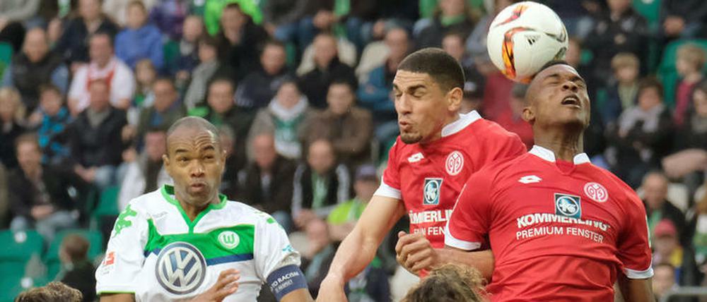 Nicht wegducken. Wolfsburg und Mainz lieferten sich zumindest ein umkämpftes Samstagabendspiel.