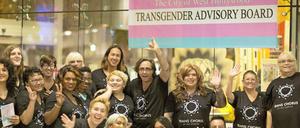 Ein Trans-Chor aus Los Angeles feiert den Transgender Remembrance Day.