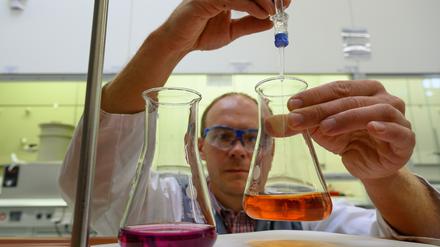Alexander Nickol, wissenschaftlicher Mitarbeiter im Fraunhofer-Technologiezentrum Hochleistungsmaterialien THM, führt in einem Batterielabor eine Konzentrationsbestimmung mit einem hydrometallurgischem recyclingverfahren von Scharzmasse aus Altbatterien durch. Das Fraunhofer THM ist eine Forschungs- und Transferplattform aus mehreren Instituten der Organisation für angewandte Forschungs- und Entwicklungsdienstleistungen. Das Zentrum in. Freiberg ist Partner von Unternehmen bei der Fertigung, Anwendung und dem Recycling von Halbleiter- und Energiematerialien.