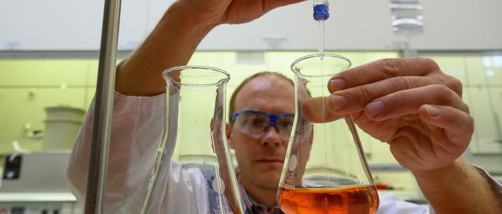Alexander Nickol, wissenschaftlicher Mitarbeiter im Fraunhofer-Technologiezentrum Hochleistungsmaterialien THM, führt in einem Batterielabor eine Konzentrationsbestimmung mit einem hydrometallurgischem recyclingverfahren von Scharzmasse aus Altbatterien durch. Das Fraunhofer THM ist eine Forschungs- und Transferplattform aus mehreren Instituten der Organisation für angewandte Forschungs- und Entwicklungsdienstleistungen. Das Zentrum in. Freiberg ist Partner von Unternehmen bei der Fertigung, Anwendung und dem Recycling von Halbleiter- und Energiematerialien.