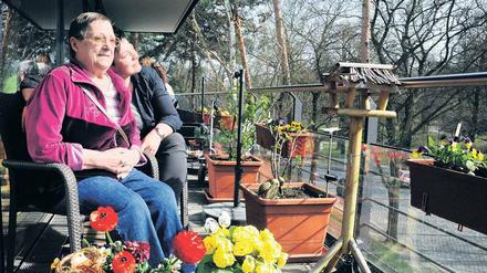 Im neuen Zuhause. Seit dem die 72-Jährige Ingrid Winkel in einer Demenz-WG lebt und einen geordneten Tagesablauf hat, haben Mutter und Tochter wieder mehr Zeit für die schönen Momente. 