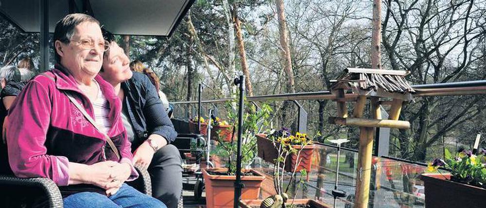 Im neuen Zuhause. Seit dem die 72-Jährige Ingrid Winkel in einer Demenz-WG lebt und einen geordneten Tagesablauf hat, haben Mutter und Tochter wieder mehr Zeit für die schönen Momente. 