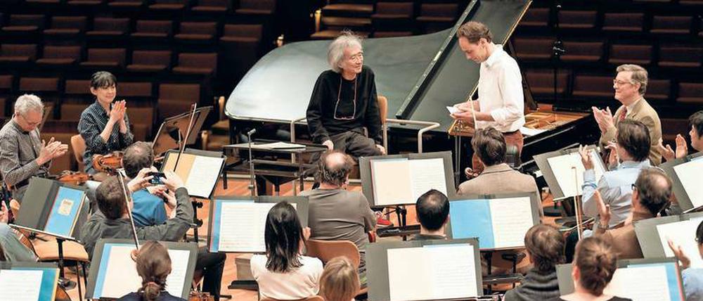 Seiji Ozawa (Mitte) bei den Probenarbeiten mit den Philharmonikern.