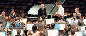 Seiji Ozawa (Mitte) bei den Probenarbeiten mit den Philharmonikern.