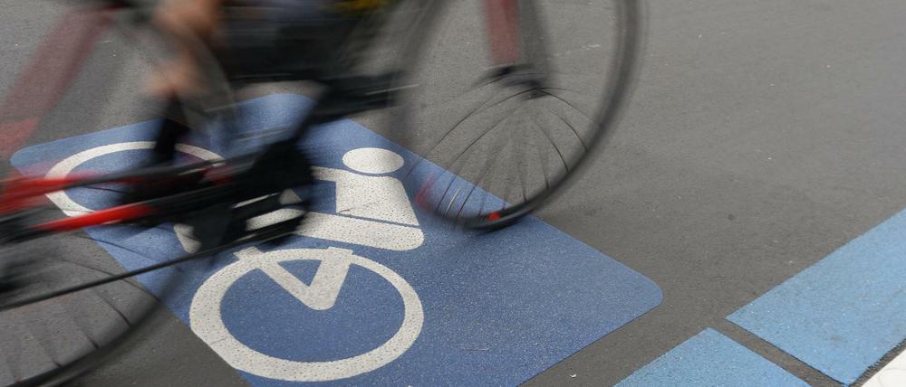 In Göttingen gibt es schon einen Radschnellweg - der gut angenommen wird. Berlin soll auch welche bekommen, wenn der Volksentscheid Erfolg hat.