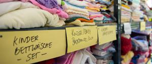 Teilen kann man auch gut, indem man etwas von seinen nicht mehr gebrauchten Anziehsachen spendet: Zum Beispiel an die Kleiderkammern der Flüchtlingsnotunterkünfte wie oben im Bild.