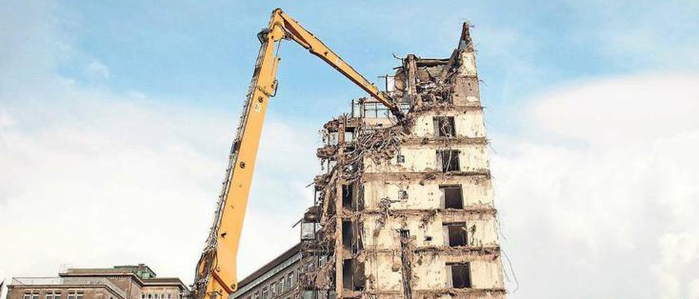 Abriss darf kein Tabu sein, findet die Bauindustrie. In Berlin sind angeblich 45.000 Gebäude mit rund 175.000 Wohnungen energetisch nicht sinnvoll zu sanieren.