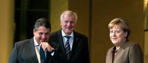 Sigmar Gabriel (SPD, links) verliert an Zustimmung, Angela Merkel (CDU) kommt auf 56 Prozent. Mit Horst Seehofer (CSU) zeigen sich 38 Prozent zufrieden.