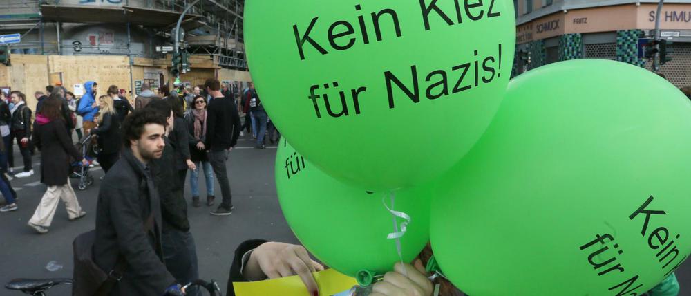 "Kein Kiez für Nazis" ist auf dem Luftballon inmitten von Besuchern des MyFestes 2015 zu lesen.