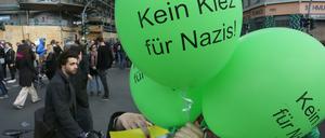 "Kein Kiez für Nazis" ist auf dem Luftballon inmitten von Besuchern des MyFestes 2015 zu lesen. 