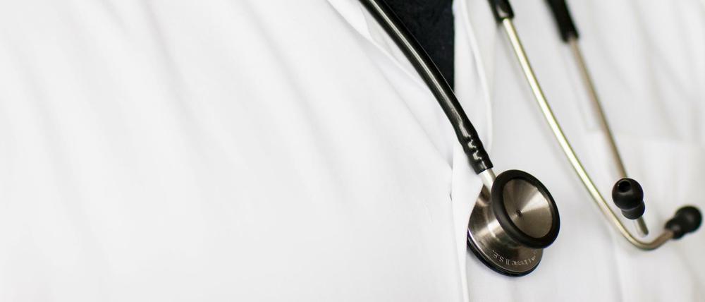Mehrere Entscheider in den Kliniken stehen unter Verdacht.