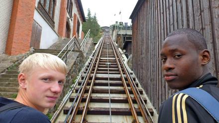 Gemeinsam in Goslar. Die Besuche bringen die Schüler zusammen. Diese beiden Jungen haben sich im September 2015 kennengelernt. 