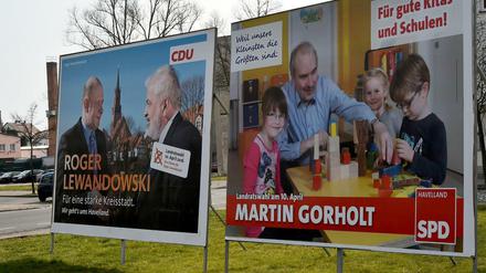 Großplakate der SPD und der CDU stehen in Rathenow (Brandenburg) und werben für die Landratswahl im Havelland. 