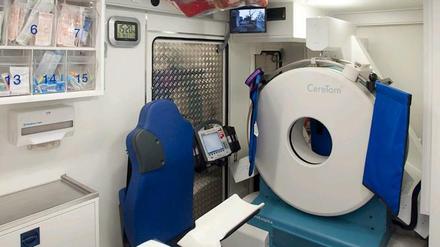Das Herzstück des Stemos ist ein mobiler Computertomograf, der detaillierte Aufnahmen vom Hirn macht und so Blutungen und Gerinnsel offenbart. Per Telemedizin kann ein Neuroradiologe aus einer Klinik direkt in das Stemo zugeschaltet werden, um CT-Befunde zu besprechen. Natürlich darf auch die Standardausrüstung wie ein Beatmungsgerät nicht fehlen.