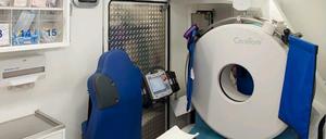 Das Herzstück des Stemos ist ein mobiler Computertomograf, der detaillierte Aufnahmen vom Hirn macht und so Blutungen und Gerinnsel offenbart. Per Telemedizin kann ein Neuroradiologe aus einer Klinik direkt in das Stemo zugeschaltet werden, um CT-Befunde zu besprechen. Natürlich darf auch die Standardausrüstung wie ein Beatmungsgerät nicht fehlen.