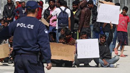 In den Lagern auf den griechischen Lesbos (Bild) und Chios sind insgesamt rund 4000 Menschen gefangen.