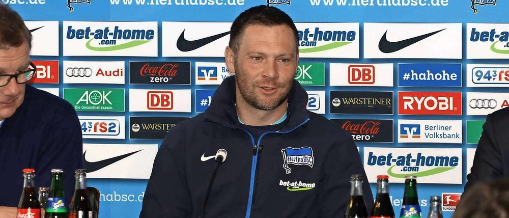 Sag, mal Pal. Trainer Dardai auf einer Hertha-PK.