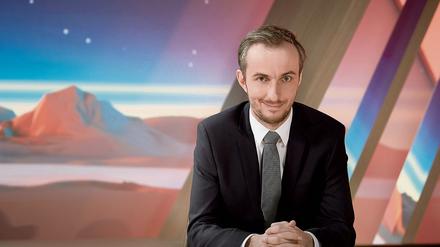 Jan Böhmermann vor der Kulisse seiner Show «Neo Magazin Royale».