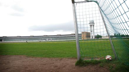 Ein Fußball in einem Tor auf dem Tempelhofer Feld (Archivbild). Im benachbarten Schillerkiez wurde ein Ball geraubt.