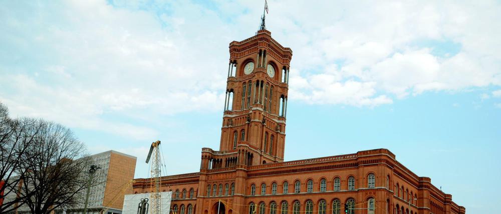 das Rote Rathaus an der Rathausstraße - Ecke Spandauer Straße