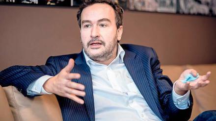 Offenherzig. Wegen eines nicht autorisierten Interviews wurde BER-Pressechef Daniel Abbou freigestellt.