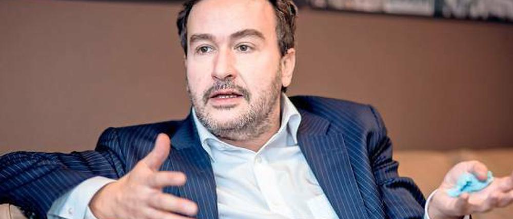 Offenherzig. Wegen eines nicht autorisierten Interviews wurde BER-Pressechef Daniel Abbou freigestellt.