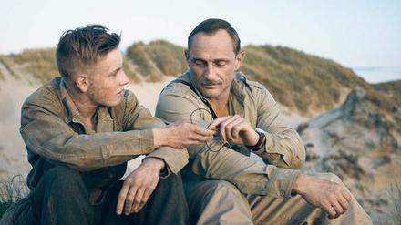 Der deutsche Kriegsgefangene (Louis Hofmann) und sein Antreiber (Roland Møller). 