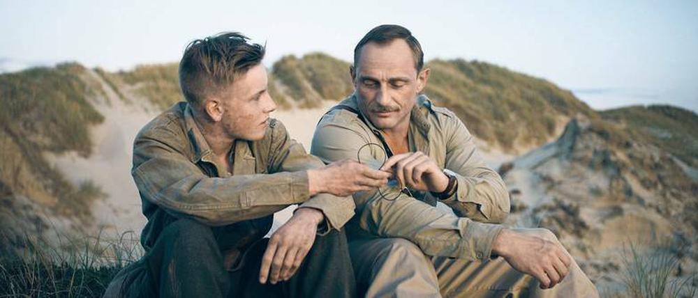 Der deutsche Kriegsgefangene (Louis Hofmann) und sein Antreiber (Roland Møller). 