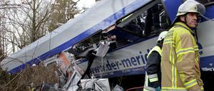 Rettungskräfte am 09.02.2016 an der Unfallstelle eines Zugunglücks in der Nähe von Bad Aibling (Bayern).