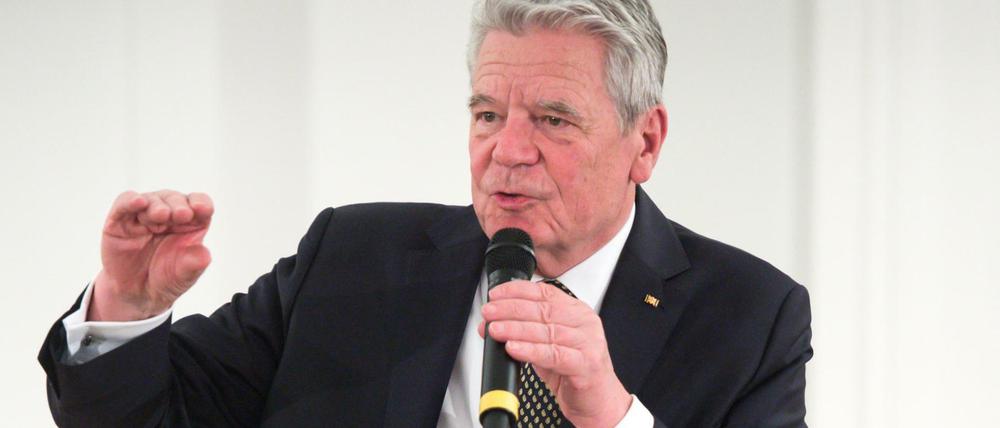 Gastgeber. Bundespräsident Gauck spricht ei der Film-Soiree im Schloss Bellevue spontan zu den Gästen. 