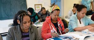 Flüchtlinge beim Lernen.