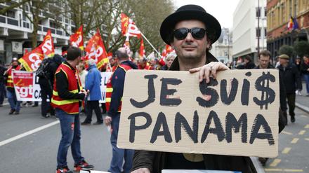 "Je suis Panama" steh auf einem Schild dieses Demonstranten im französischen Lille. 