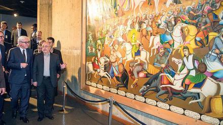 Fingerspitzengefühl. Bundesaußenminister Frank-Walter Steinmeier (l, SPD) besucht am 17.10.2015 das Tehran Museum of Contemporary Art (TMOCA) in Teheran (Iran) und wird vom stellvertretenden Kulturminister des Iran, Ali Moradkhani, durch die Ausstellung geführt. 