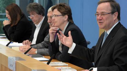 Plädoyer für den Umschwung: Der Kommissionsvorsitzende Armin Laschet (rechts), die Geschäftsführerin der Robert Bosch Stiftung, Uta-Micaela Dürig, Heinrich Alt, ehemaliger Vorstand der Bundesagentur für Arbeit, Günter Burkhardt, Geschäftsführer Pro Asyl und Bilkay Öney, Ministerin für Integration des Landes Baden-Württemberg (SPD) in der Bundespressekonferenz in Berlin den Abschlussbericht der Robert-Bosch-Expertenkommission zur Neuausrichtung der Flüchtlingspolitik vor. 