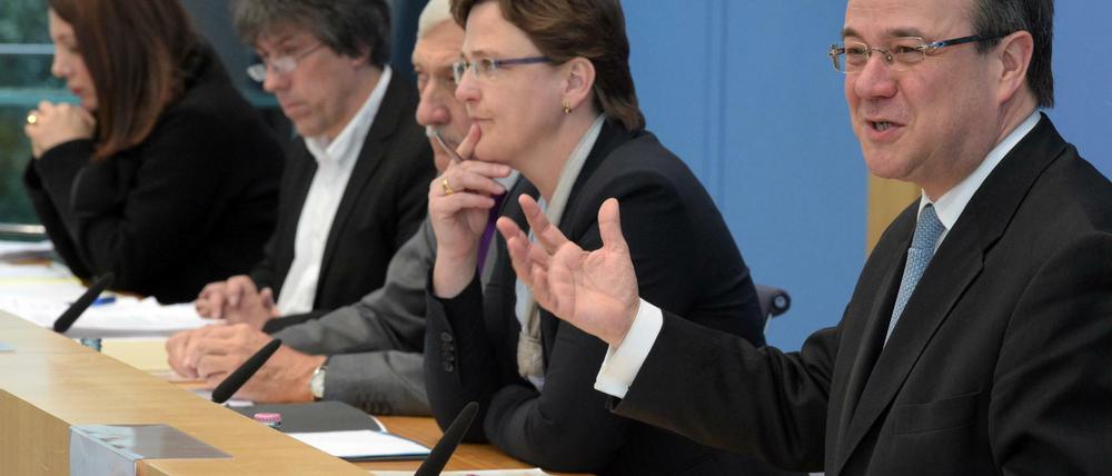 Plädoyer für den Umschwung: Der Kommissionsvorsitzende Armin Laschet (rechts), die Geschäftsführerin der Robert Bosch Stiftung, Uta-Micaela Dürig, Heinrich Alt, ehemaliger Vorstand der Bundesagentur für Arbeit, Günter Burkhardt, Geschäftsführer Pro Asyl und Bilkay Öney, Ministerin für Integration des Landes Baden-Württemberg (SPD) in der Bundespressekonferenz in Berlin den Abschlussbericht der Robert-Bosch-Expertenkommission zur Neuausrichtung der Flüchtlingspolitik vor.