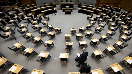 Ein Abgeordneter steht im fast leeren Plenarsaal des Berliner Abgeordnetenhaus vor der Sitzung. Themen sind unter anderem eine aktuelle Fragestunde und Ergänzung des Mobilitätsgesetzes um einen Teil Fußverkehr. +++ dpa-Bildfunk +++