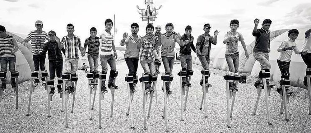 In Bewegung bleiben. Stelzentheaterprojekt des Goethe-Instituts in einem Flüchtlingslager für syrische Flüchtlinge in der Türkei.